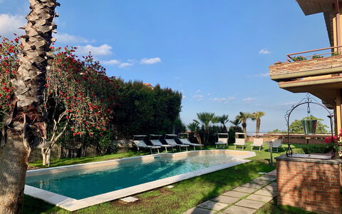 Villa Tricca: Vand, Plante, Himmel, Sky, Ejendom, Azure, Græs, Træ, Fritid, Boligområde