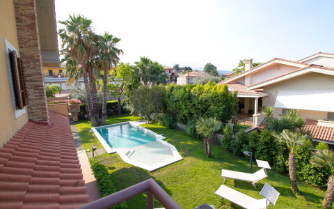 Villa Tricca: Plante, Himmel, Ejendom, Bygning, Vindue, Træ, Vand, Svømmepøl, Græs, Udendørs Møbler