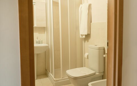 Villa Saponara: Gulvbelægning, Etage, Væg, Træ, Indretning, Værelse, Toiletbræt, Sanitærarmatur, Toilet, Badeværelse
