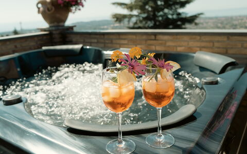 Etna Suites: Flaske, Drinkware, Glas Flaske, Svømmepøl, Barware, Mad, Stol