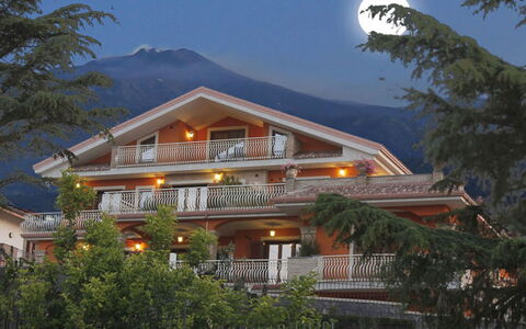 Etna Suites: Himmel, Plante, Ejendom, Bygning, Lys, Natur, Botanik, Træ, Bjerg, Vindue