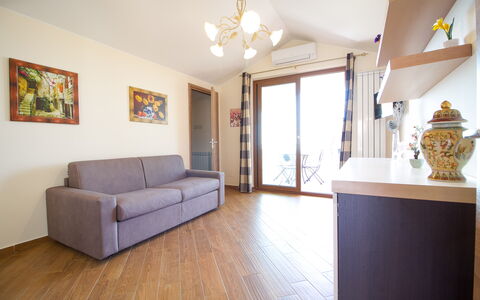 Etna Suites: Møbel, Ejendom, Couch, Billedramme, Cabinetry, Træ, Belysning, Indretning, Komfort, Stue