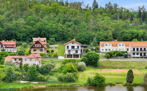 Zupanovice 100: Møbel, Udendørs Møbler, Stol, Have, Backyard, Skygge, Gård, Landscaping, Eco Hotel, Udendørs Bord