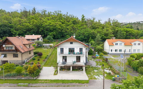 Zupanovice 100: Møbel, Udendørs Møbler, Stol, Have, Backyard, Skygge, Gård, Landscaping, Eco Hotel, Udendørs Bord