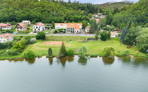 Zupanovice 100: Møbel, Udendørs Møbler, Stol, Have, Backyard, Skygge, Gård, Landscaping, Eco Hotel, Udendørs Bord