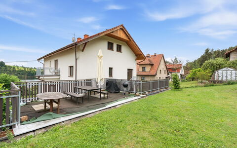 Zupanovice 100: Møbel, Udendørs Møbler, Stol, Have, Backyard, Skygge, Gård, Landscaping, Eco Hotel, Udendørs Bord