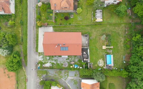 Zupanovice 100: Møbel, Udendørs Møbler, Stol, Have, Backyard, Skygge, Gård, Landscaping, Eco Hotel, Udendørs Bord