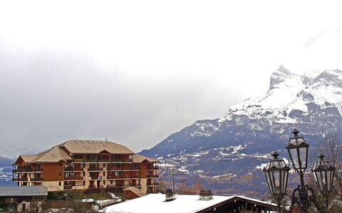 Les Hauts de Saint Gervais: Himmel, Sky, Bjerg, Sne, Highland, Bygning, Vindue, Hældning, Atmosfaeretryk Fænomen, Hus