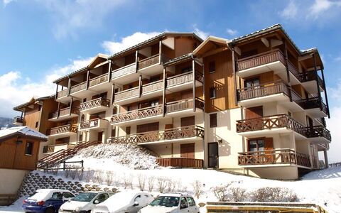 Les Hauts de Saint Gervais: Himmel, Hjul, Sky, Bil, Bygning, Køretøj, Sne, Urban Design