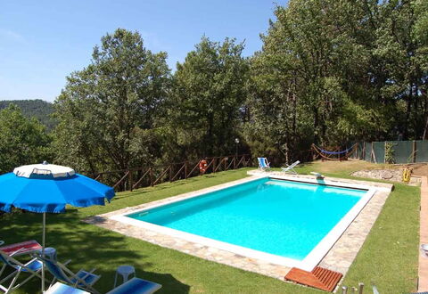 Le Piane: Plante, Ejendom, Bygning, Vand, Azure, Blå, Svømmepøl, Himmel, Skygge, Træ