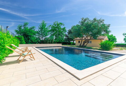 Sunrise Hill Holiday Home: Vand, Plante, Sky, Himmel, Ejendom, Svømmepøl, Grøn, Azure, Træ, Rektangel