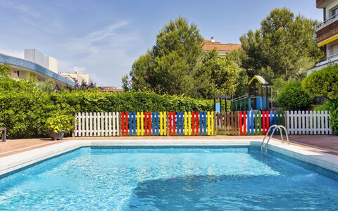 Cosy Lloret: Vand, Plante, Himmel, Svømmepøl, Bygning, Træ, Azure, Skygge, Krop Af Vand, Hus