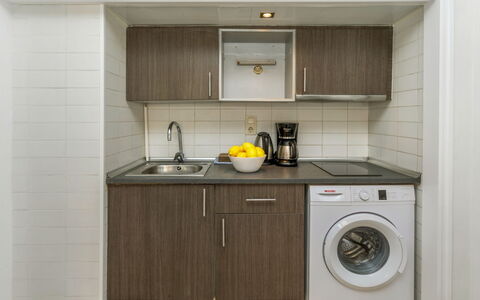 Cosy Lloret: Vaskemaskine, Større Bandage, Køkken, Countertop, Sanitærarmatur, Indretning, Cabinetry, Køkken Apparat, Gulvbelægning, Håndvask