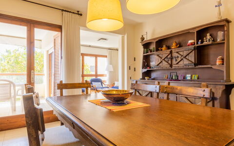 Antina Mar: Bord, Møbel, Ejendom, Cabinetry, Vindue, Countertop, Træ, Stol, Køkken, Indretning