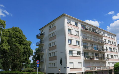 Les Pêcheries: Sky, Bygning, Himmel, Daytime, Vindue, Plante, Træ, Urban Design, Højhus, Ejerlejlighed