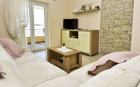 Maslenica 123: Møbel, Cabinetry, Bord, Komfort, Television, Træ, Billedramme, Kommode, Skuffe, Stue