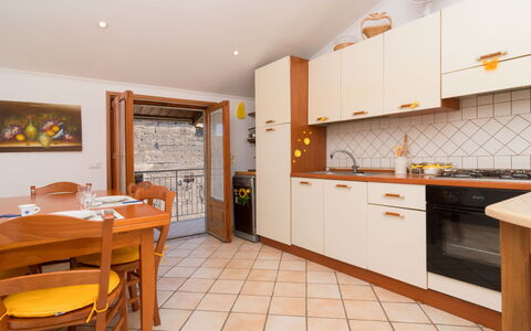 Mansardina sui Due Golfi: Cabinetry, Møbel, Countertop, Stol, Orange, Køkken, Træ, Bord, Arkitektur, Indretning