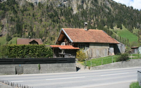 Chalet Bifigen: Plante, Bygning, Himmel, Bjerg, Sky, Hus, Træ, Hældning, Naturlige Landskab, Landskab