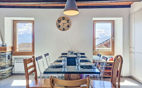 Tilleul: Møbel, Træ, Indretning, Bord, Stol, Gulvbelægning, Loft, Køkken & Spisebord, Spisestue, Etage