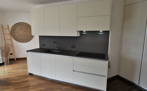 Valley View Pool Apartment: Cabinetry, Countertop, Træ, Køkken, Indretning, Gulvbelægning, Etage, Hårdttræ, Bejdse, Loft