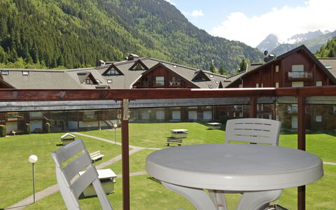 Les Contamines 500: Ejendom, Bord, Hus, Bjergkæde, Bjerg, Sommerhus, Møbel, Tag, Hill Station, Ejendom