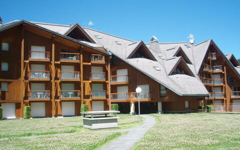 Les Contamines 500: Himmel, Bygning, Vindue, Træ, Hus, Plante, Urban Design, Ejerlejlighed, Græs, Boligområde