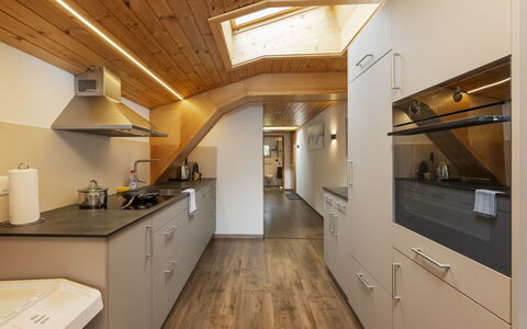 Brienz Sunset: Køkken, Countertop, Indretning, Gulvbelægning, Køkken Apparat, Træ, Loft, Etage, Større Bandage, Cabinetry