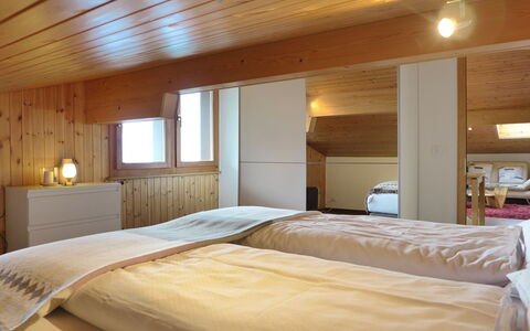 Brienz Sunset: Møbel, Bygning, Ejendom, Vindue, Komfort, Træ, Bed Frame, Hus, Seng, Lampe