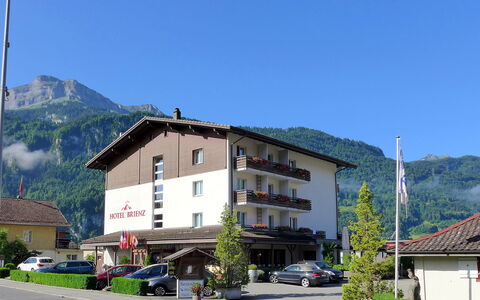 Brienz Sunset: Himmel, Plante, Bygning, Bjerg, Bil, Vindue, Hjul, Hus, Infrastruktur, Træ
