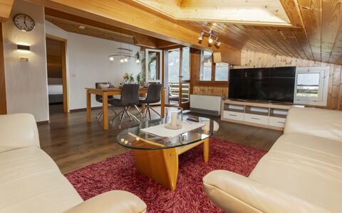 Brienz Sunset: Indretning, Møbel, Gulvbelægning, Etage, Træ, Loft, Couch, Værelse, Stue, Belysning