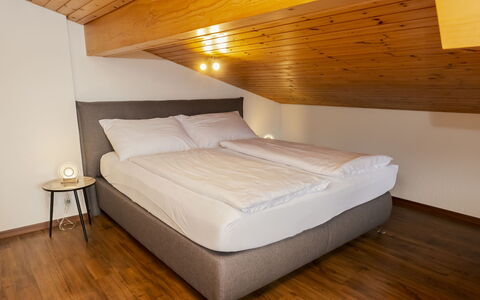 Brienz Sunset: Seng, Indretning, Soveværelse, Sengetøj, Etage, Loft, Sengetøj, Værelse, Gulvbelægning, Bed Frame