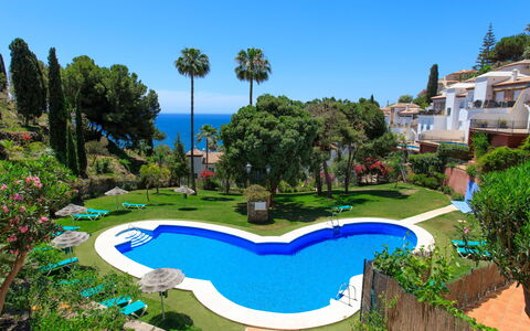 Ladera del Mar: Plante, Vand, Himmel, Ejendom, Bygning, Azure, Træ, Badeby, Svømmepøl, Vegetationen