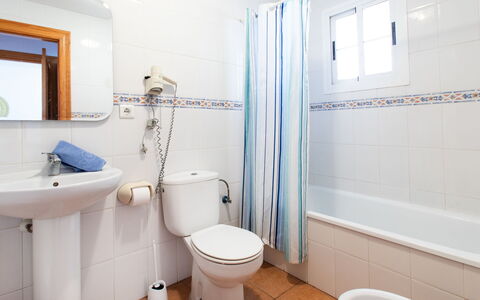 Ladera del Mar: Sanitærarmatur, Spejl, Ejendom, Håndvask, Toiletbræt, Toilet, Tap, Blå, Purple, Badeværelse