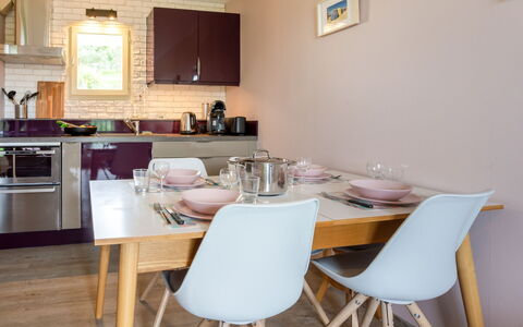 Les Corniches du Mont Canisy: Møbel, Ejendom, Bord, Cabinetry, Countertop, Stol, Billedramme, Træ, Belysning, Indretning