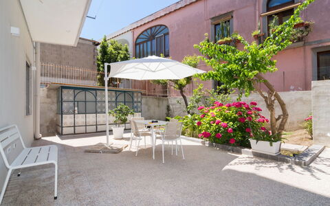 Bougainvillea Home: Møbel, Ejendom, Komfort, Azure, Træ, Textile, Bygning, Indretning, Bed Frame, Seng