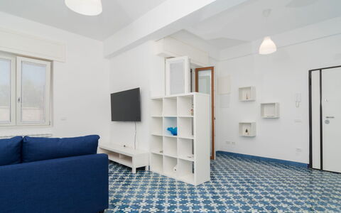 Bougainvillea Home: Møbel, Ejendom, Komfort, Azure, Træ, Textile, Bygning, Indretning, Bed Frame, Seng