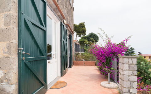 Garden House Li Galli: Plante, Blomst, Bygning, Vindue, Dør, Vejbelægning, Himmel, Hus, Murværk, Blomsterkrukke