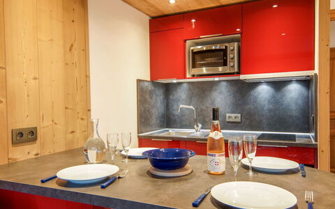 Chamonix 10: Tap, Cabinetry, Countertop, Håndvask, Ejendom, Sanitærarmatur, Bordservice, Køkken, Træ, Indretning
