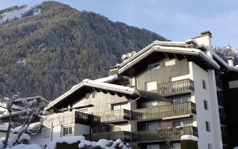 Chamonix 10: Himmel, Bygning, Vindue, Sne, Bjerg, Sky, Hældning, Hus, Træ, Fryser