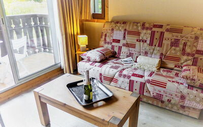 Clos du Savoy 10.15: Bord, Couch, Møbel, Vindue, Produkt, Træ, Plante, Komfort, Textile, Stue