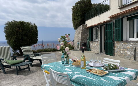 Villa Panoramica: Sky, Bord, Plante, Møbel, Himmel, Ejendom, Vindue, Bordservice, Bygning, Azure