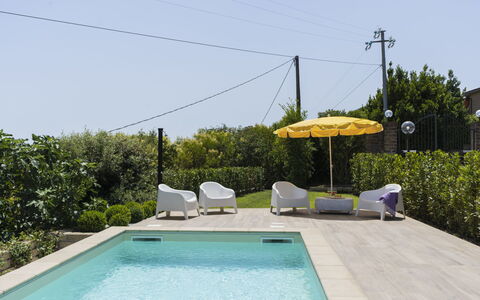 Villa Bougainvillea: Vand, Plante, Ejendom, Himmel, Svømmepøl, Skygge, Paraply, Udendørs Møbler, Bygning, Græs