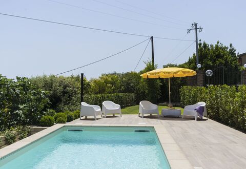 Villa Bougainvillea: Vand, Plante, Ejendom, Himmel, Svømmepøl, Skygge, Paraply, Udendørs Møbler, Bygning, Græs