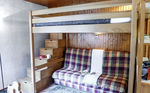 Chamonix 145: Møbel, Ejendom, Træ, Indretning, Pude, Komfort, Skuffe, Etage, Cabinetry, Hårdttræ
