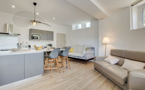 Roche Ronde: Bord, Møbel, Bygning, Vindue, Couch, Træ, Belysning, Indretning, Komfort, Stol