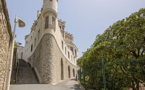 Roche Ronde: Himmel, Bygning, Plante, Træ, Hus, Vindue, Vejbelægning, Facade, City