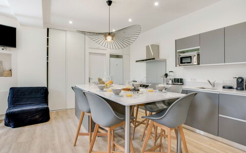Roche Ronde: Bord, Møbel, Ejendom, Countertop, Stol, Træ, Indretning, Cabinetry, Etage