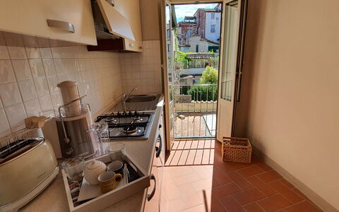 Loft Lucca: Ejendom, Bygning, Køkken Apparat, Indretning, Køkken, Countertop, Etage, Gulvbelægning, Plante, Komfur