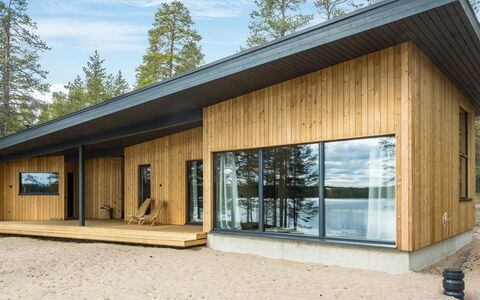 Villa Livo: Altan, Lejlighed, Skygge, Glas, Ejerlejlighed, Gelænder, Veranda, Dagslys, Dæk, Udendørs Møbler