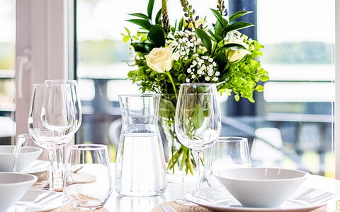 Villa Eden: Indretning, Møbel, Couch, Gulvbelægning, Etage, Værelse, Loft, Stue, Lejlighed